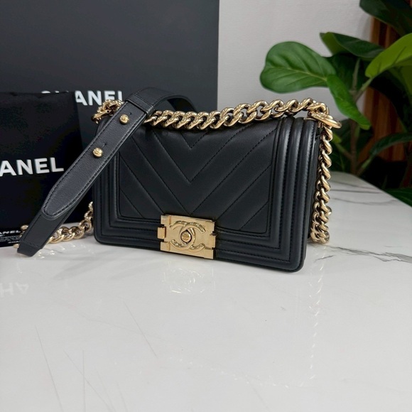Chanel Black Quilted Leather Shoulder Bag - Picture 2 of 16
